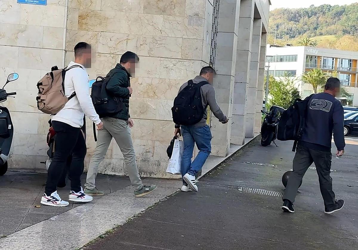 Agentes de la UCO terminan el registro efectuado este pasado viernes en Donostia.