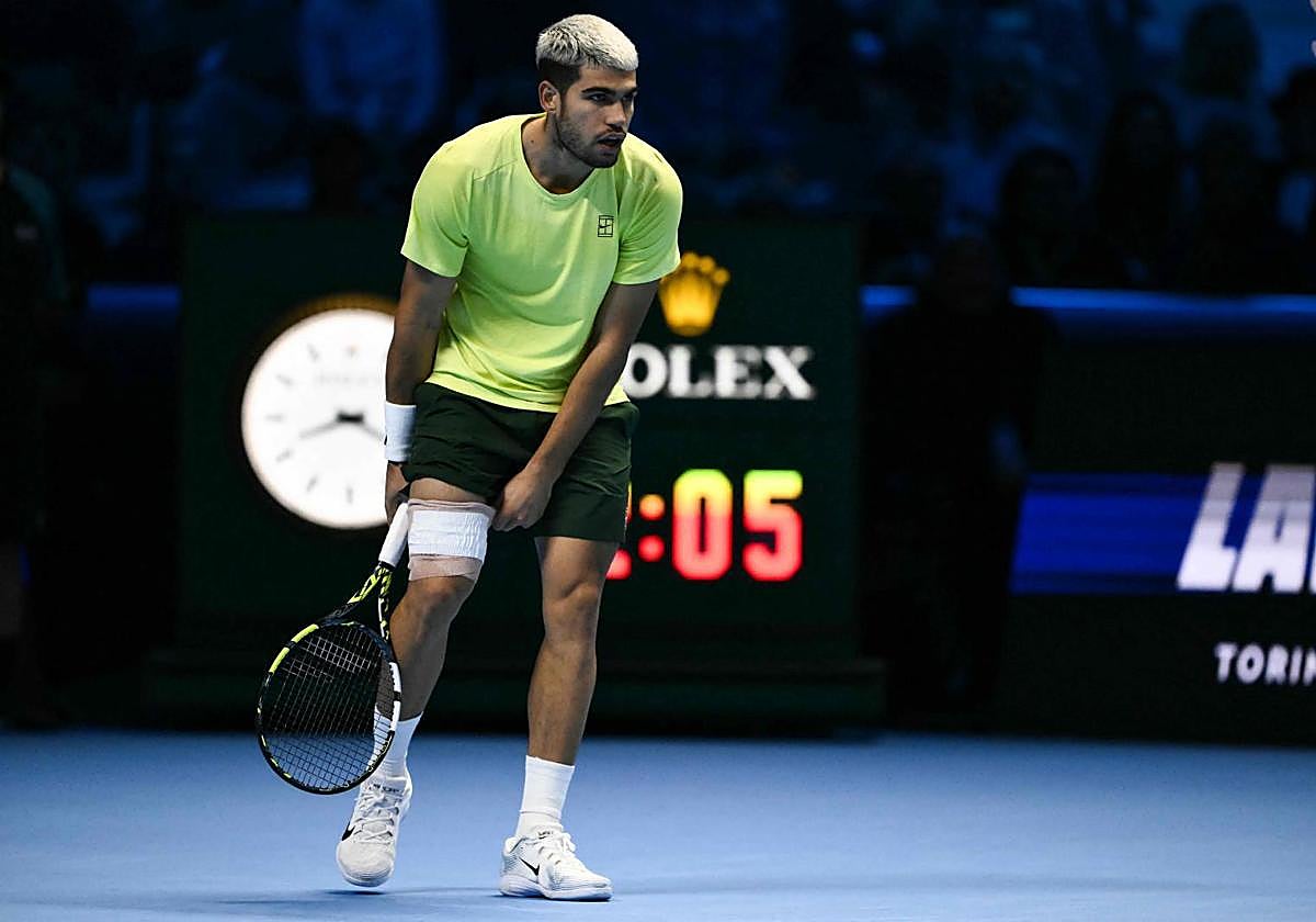 Carlos Alcaraz, con el muslo vendado, en la final de la ATP FInals ante Sinner.