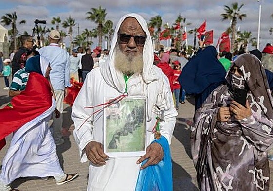 Un participante de la Marcha Verde asiste a las celebraciones de su 50.º aniversario