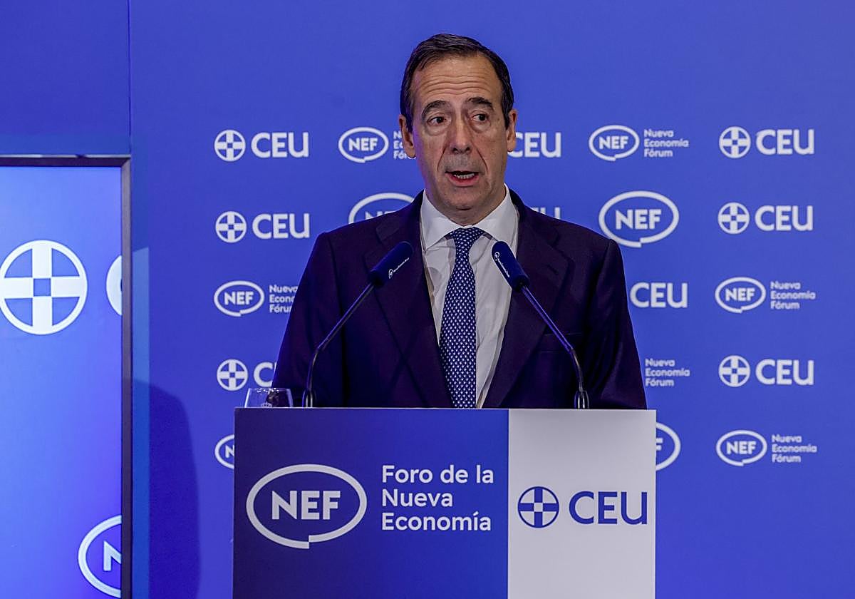 El consejero delegado de CaixaBank, Gonzalo Gortázar, participa en el Foro Nueva Economía celebrado en Madrid