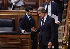 El ministro de Derechos Sociales, Consumo y Agenda 2030, Pablo Bustinduy (i), y el presidente del PP, Alberto Núñez Feijóo.