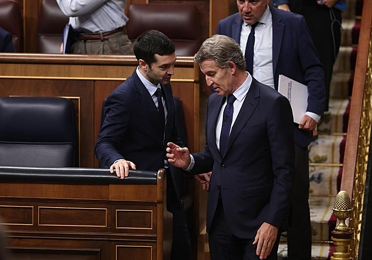 El ministro de Derechos Sociales, Consumo y Agenda 2030, Pablo Bustinduy (i), y el presidente del PP, Alberto Núñez Feijóo.