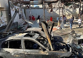 Equipos de rescate buscan restos humanos tras el ataque israelí del martes contra al campamento de refugiados palestinos en el sur de Líbano.