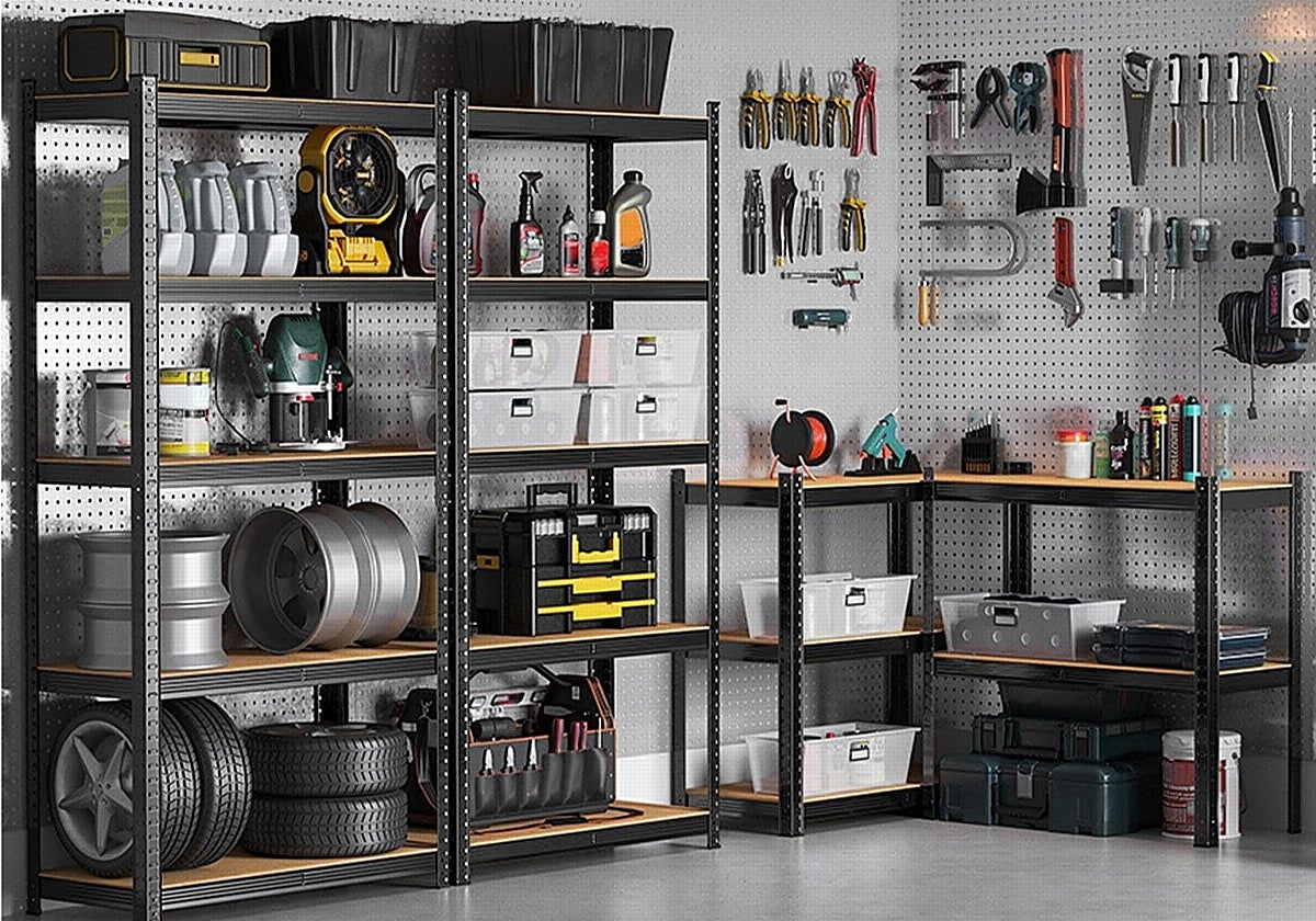 Organiza el caos de tu trastero, garaje o despensa con estas prácticas estanterías metálicas