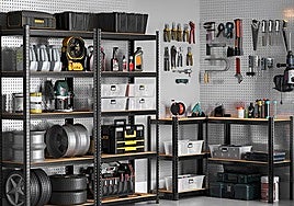 Organiza el caos de tu trastero, garaje o despensa con estas prácticas estanterías metálicas