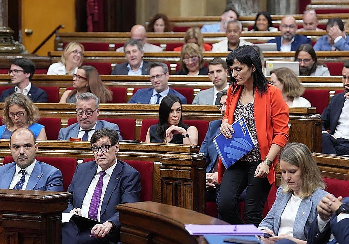 El president del Govern, Salvador Illa, y la diputada de Aliança Catalana, Silvia Orriols, durante una sesión plenaria, en el Parlament de Cataluña.
