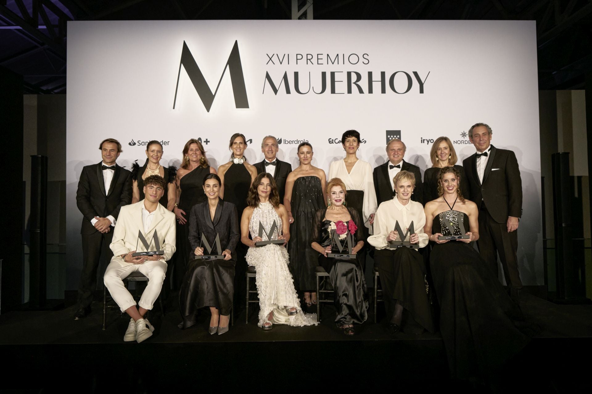 En la fila superior, de izquierda a derecha: Juan Pedro Díaz Armendáriz, director general comercial de Vocento; Ana Dávila-Ponce de León, consejera de Familia, Juventud y Asuntos Sociales de la Comunidad de Madrid; María Ruiz-Moyano, directora de Relaciones Institucionales y Acción Social del Banco Santander; María Fernández-Miranda, directora de Mujerhoy; Emilio Herrera, presidente de KIA; Samary Fernández Feito, directora general del Área de Lujo, Revistas y Estilo de Vida de Vocento; Elma Saiz, ministra de Inclusión, Seguridad Social y Migraciones; Ignacio Ybarra, presidente de Vocento; Ana Porto, directora global de Comunicación de Telefónica, y Manuel Mirat, consejero delegado de Vocento. Abajo, nuestros premiados: Dennis González, Sassa Hannover, Maribel Verdú, la baronesa Carmen Thyssen-Bornemisza, Siri Hustvedt e Iris Tió.