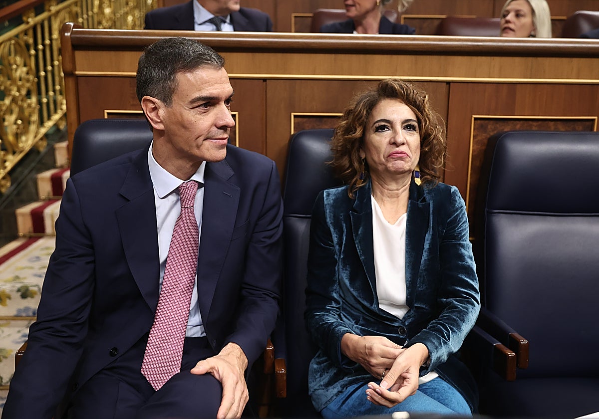 El presidente del Gobierno, Pedro Sánchez, y la vicepresidenta, María Jesús Montero, este miércoles en el Congreso.