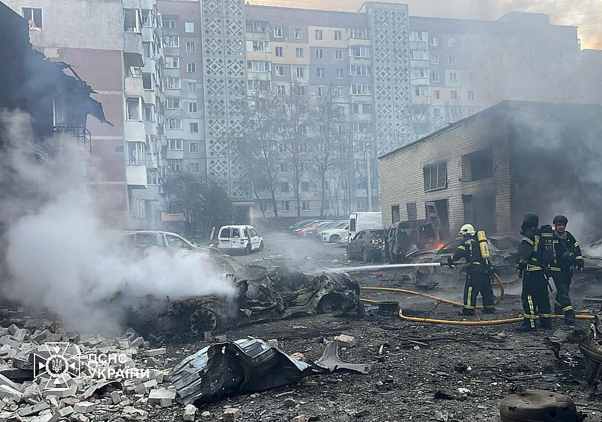 Imagen principal - Labores de extinción y evacuación de heridos en Ternópil.