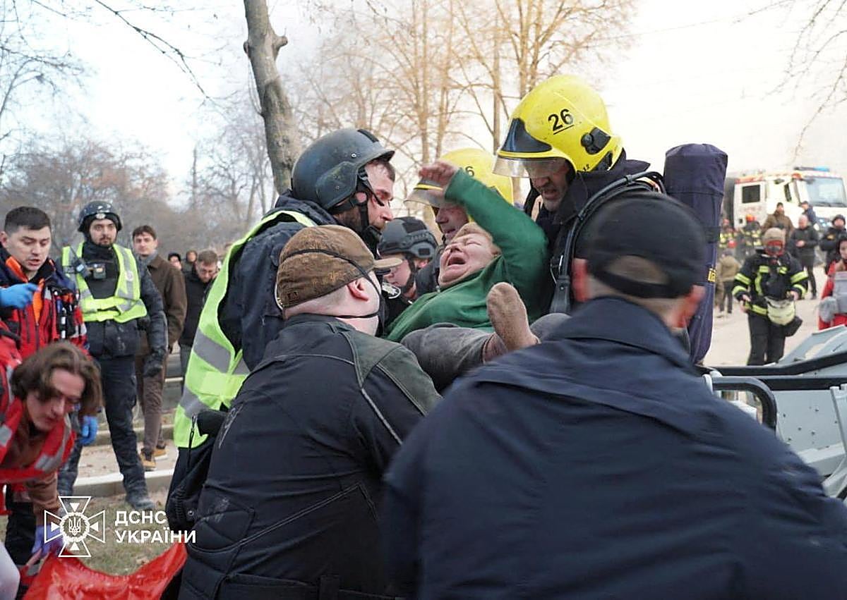 Imagen secundaria 1 - Labores de extinción y evacuación de heridos en Ternópil.