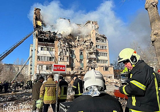 Equipos de rescate trabajan en uno de los edificios atacados la pasada madrugada por Rusia en la ciudad ucraniana de Ternópil.