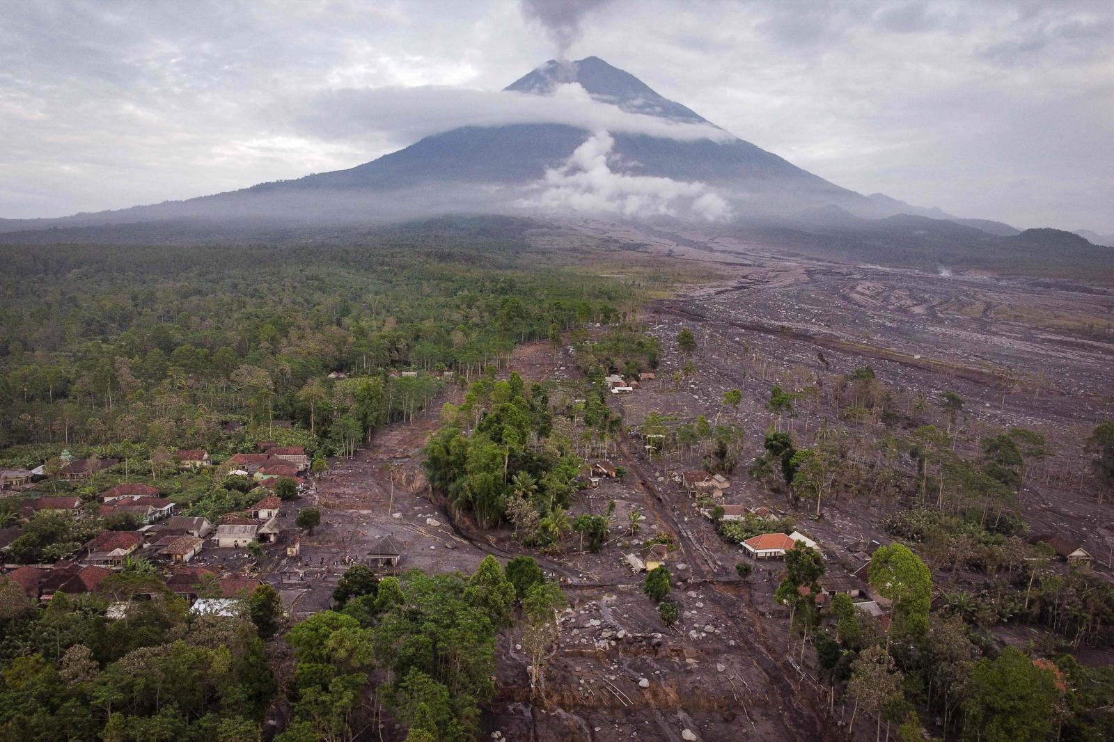 La erupción del volcán Semeru pone en alerta a la isla de Java