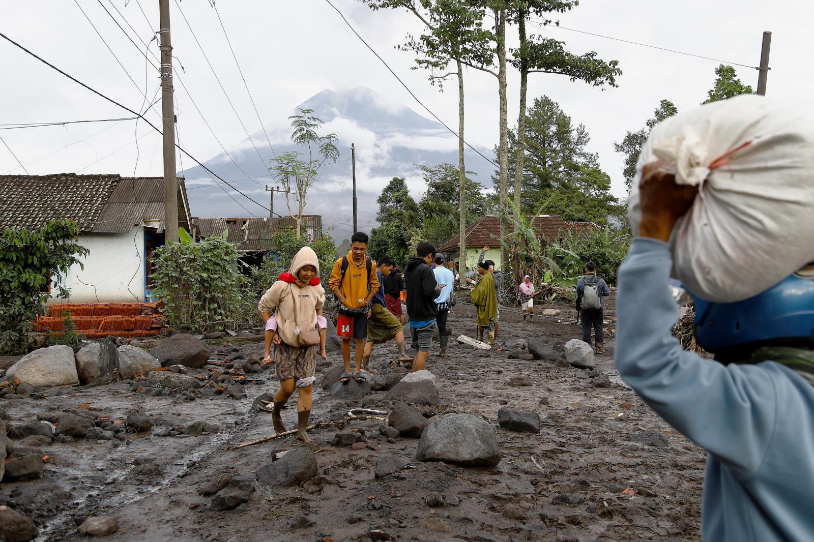 La erupción del volcán Semeru pone en alerta a la isla de Java
