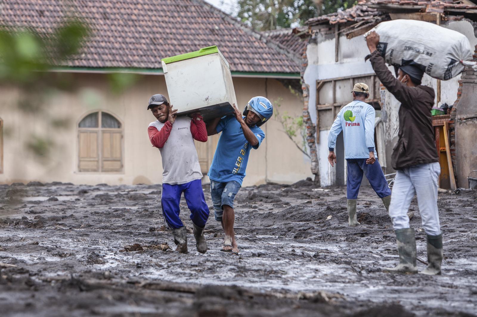 La erupción del volcán Semeru pone en alerta a la isla de Java
