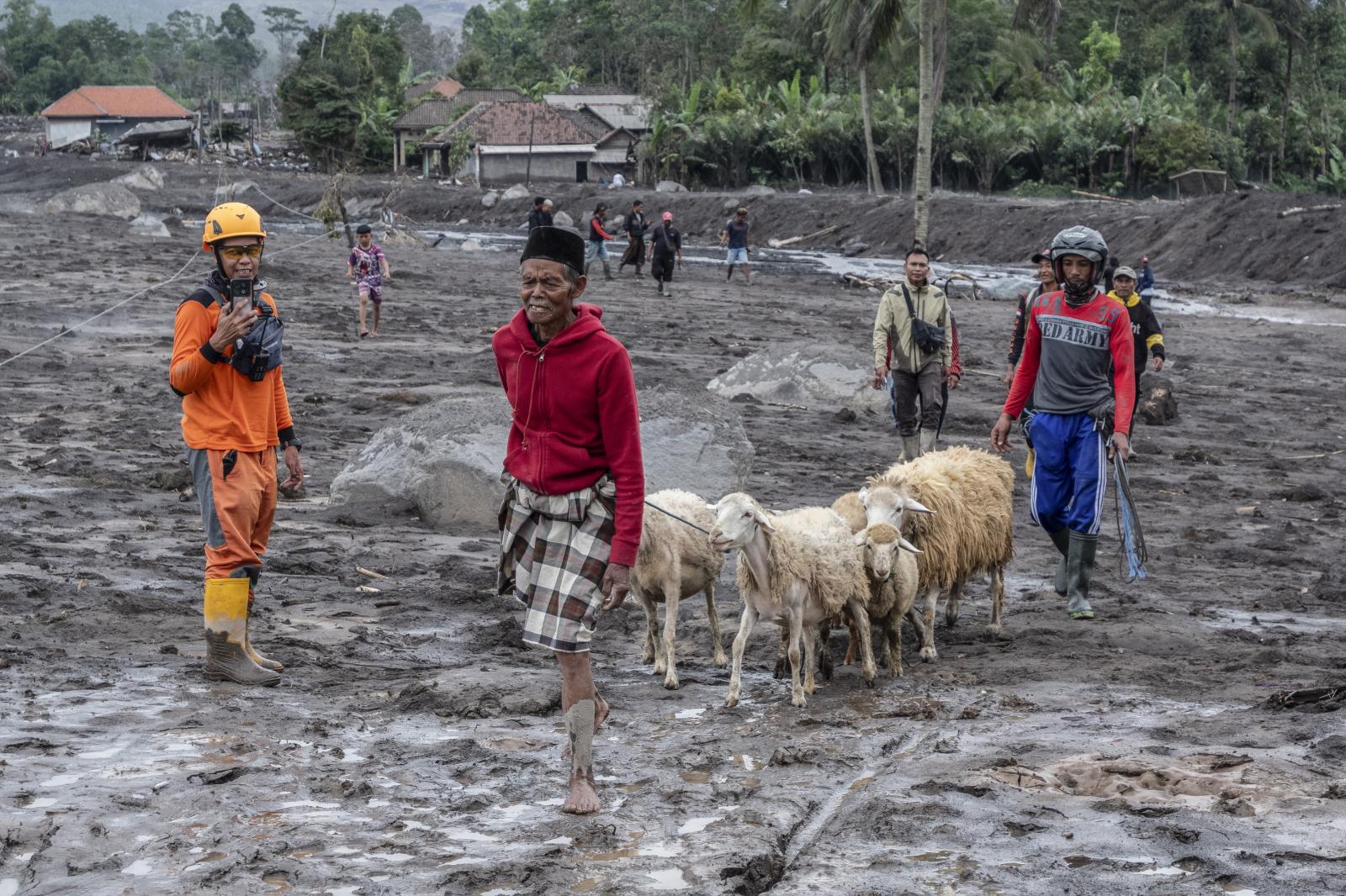 La erupción del volcán Semeru pone en alerta a la isla de Java
