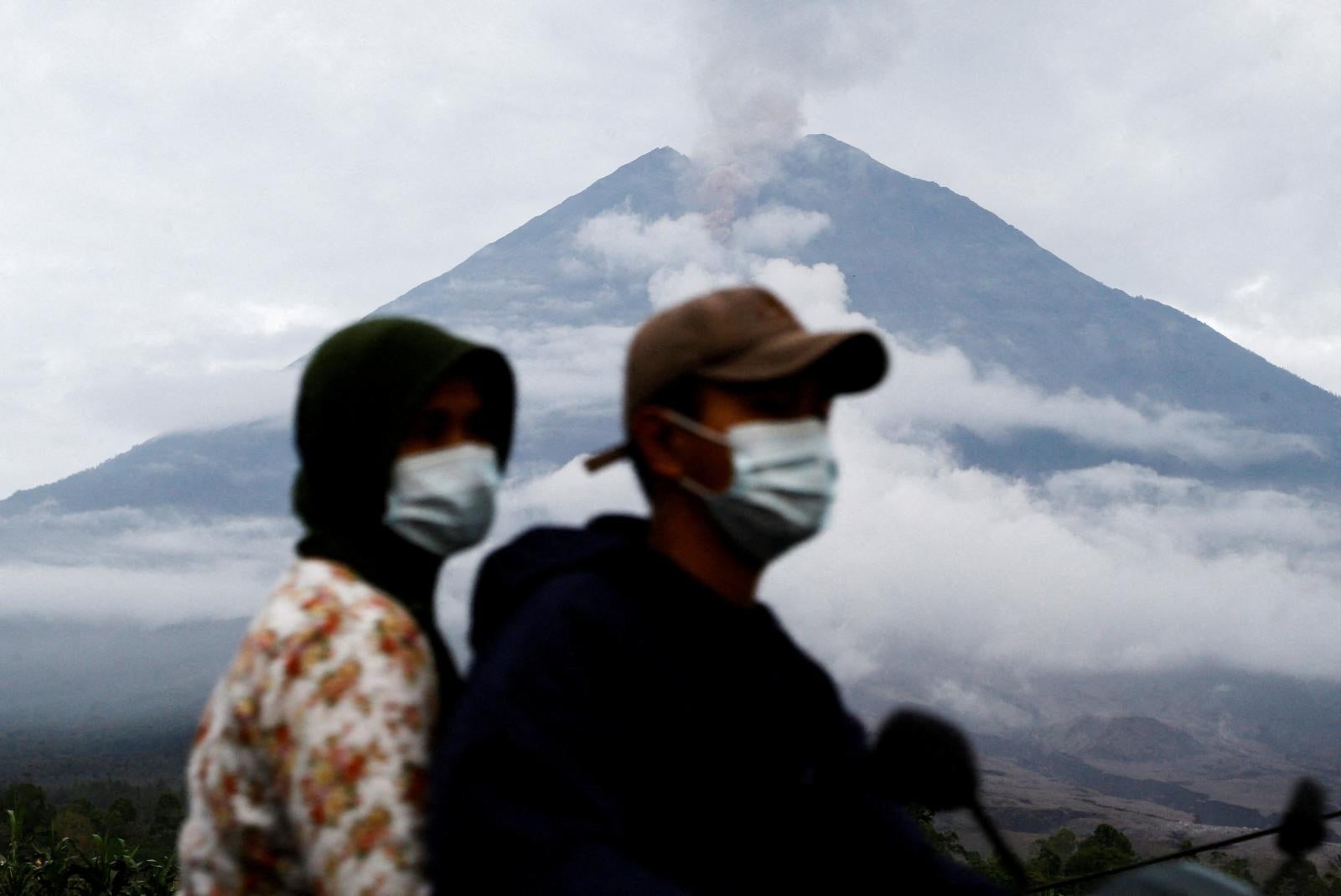 La erupción del volcán Semeru pone en alerta a la isla de Java
