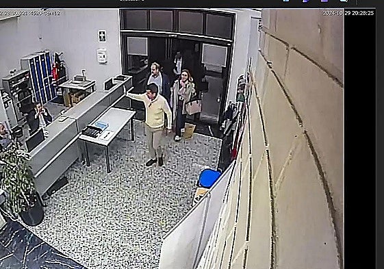 Mazón, a su llegada al Cecopi cuando en el monitor marcaba la 20.28 horas.