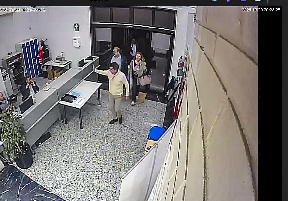 Mazón, a su llegada al Cecopi cuando en el monitor marcaba la 20.28 horas.