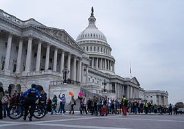 Un grupo de manifestantes protesta contra Trump frente al Capitolio.
