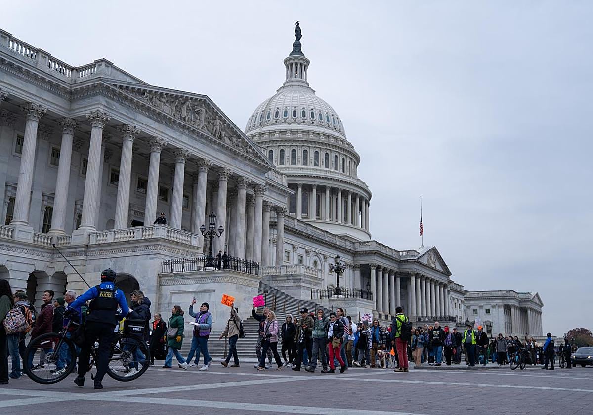 Un grupo de manifestantes protesta contra Trump frente al Capitolio.