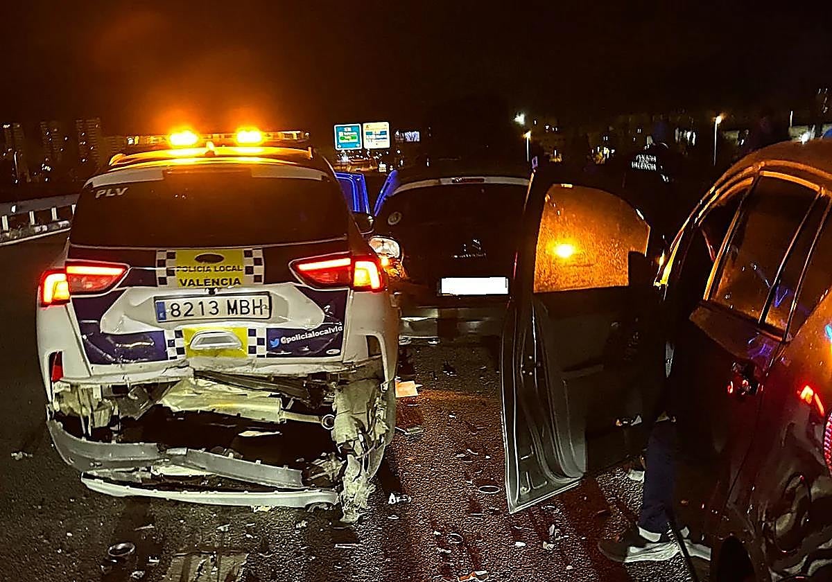 El coche de la Policía Local con daños en la parte trasera poco después del accidente.