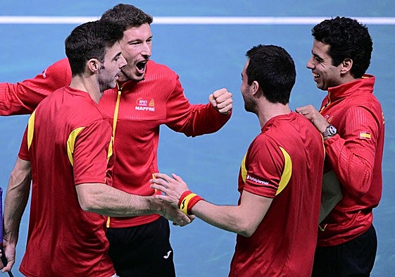 Los jugadores españoles celebran su victoria ante la República Checa.