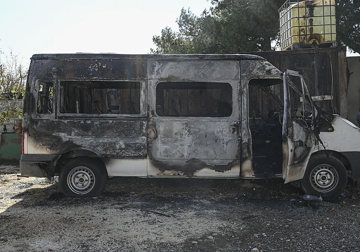 Un vehículo calcinado en la localidad cisjordana de Jabaa.