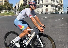 El piloto Jorge Martín con la bicicleta que le han sustraído durante el Gran Premio de Cheste.
