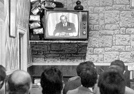 Carlos Arias Navarro da a los españoles la notcia de la muerte de Franco.