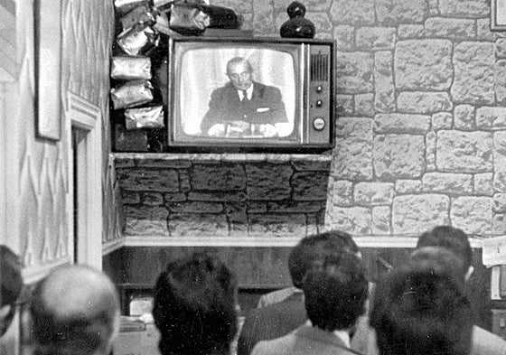 Carlos Arias Navarro da a los españoles la notcia de la muerte de Franco.