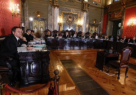 Álvaro García Ortiz, vestido con su toga, ante el tribunal que lo juzgó en el Supremo entre el 3 y el 13 de noviembre.