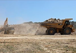 Maquinaria pesada en las obras de acondicionamiento del proyecto Mina Muga.