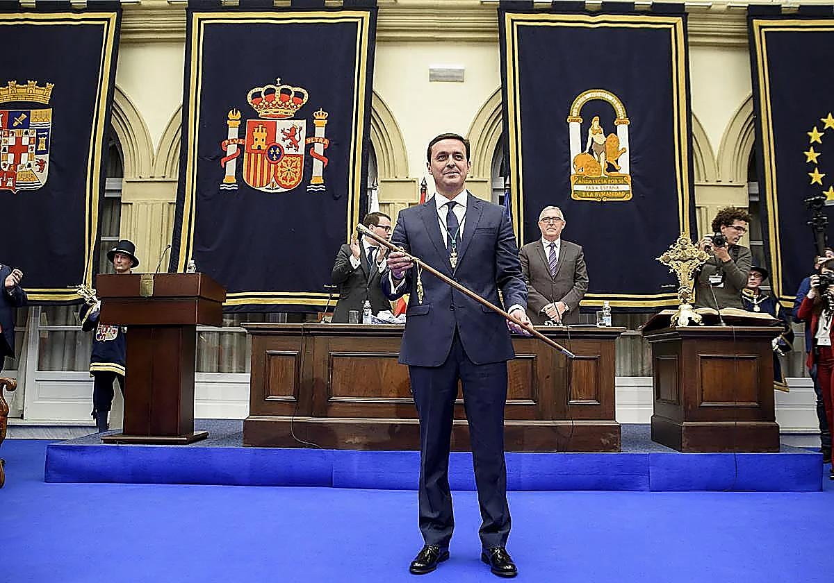 Javier Aureliano García Molina presenta su renuncia como presidente de la Diputación Provincial de Almería.