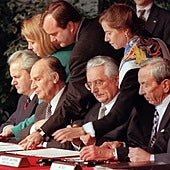 El presidente serbio, Slobodan Milosevic, el bosnio Alija Izetbegovic, el croata Franjo Tudjman, y el secretario de Estado de EE UU, Warren Christopher, en la firma de los acuerdos de Dayton.