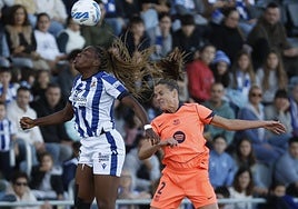 Edma Imade pugna con Irene Paredes durante un partido entre la Real y el Barça.