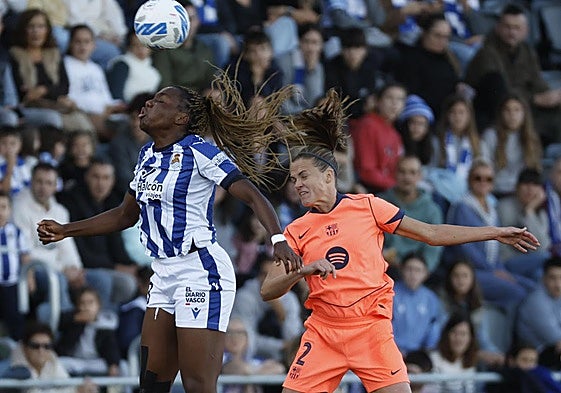 Edma Imade pugna con Irene Paredes durante un partido entre la Real y el Barça.