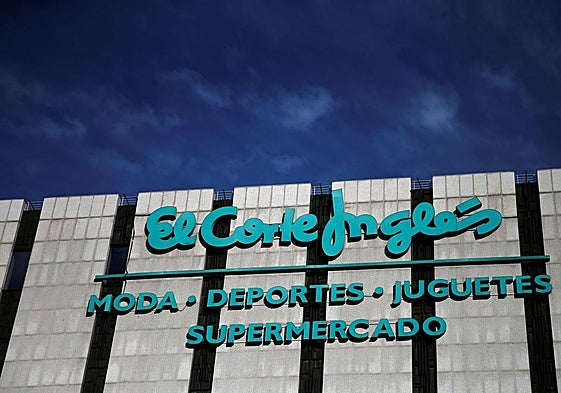 El logo de El corte inglés en una tienda del centro de Madrid.
