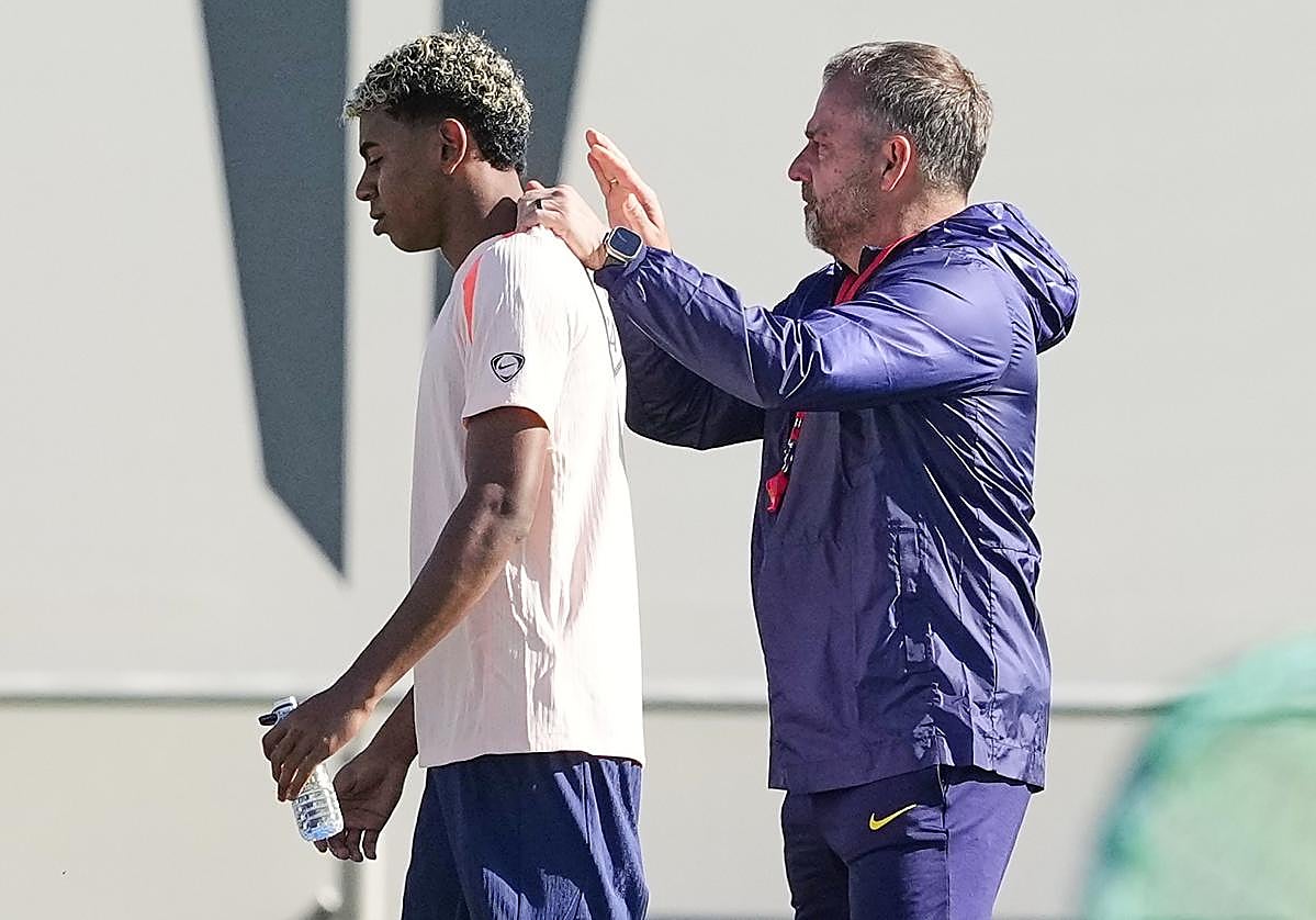 Lamine Yamal y Hansi Flick, durante un entrenamiento del Barça.