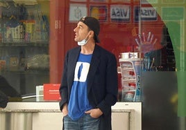 Alessandro Lequio descansa en un área de servicio.