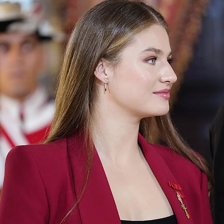La princesa Leonor, muy elegante, con el traje rojo favorito de Letizia en la entrega del Toisón de Oro