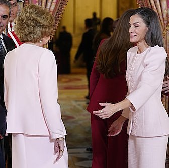 La reina Letizia sorprende con su look en la entrega del Toisón de Oro: por qué ha elegido el rosa de la reina Sofía
