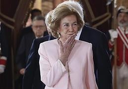 La reina Sofía brilla más que nunca: recibe el Toisón de Oro con un elegante look de color rosa made in Spain