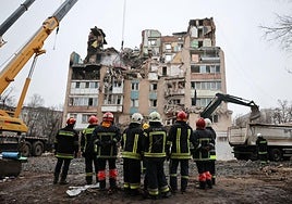 Equipos de emergencia junto a un edificio dañado por un misil en Ternópil.