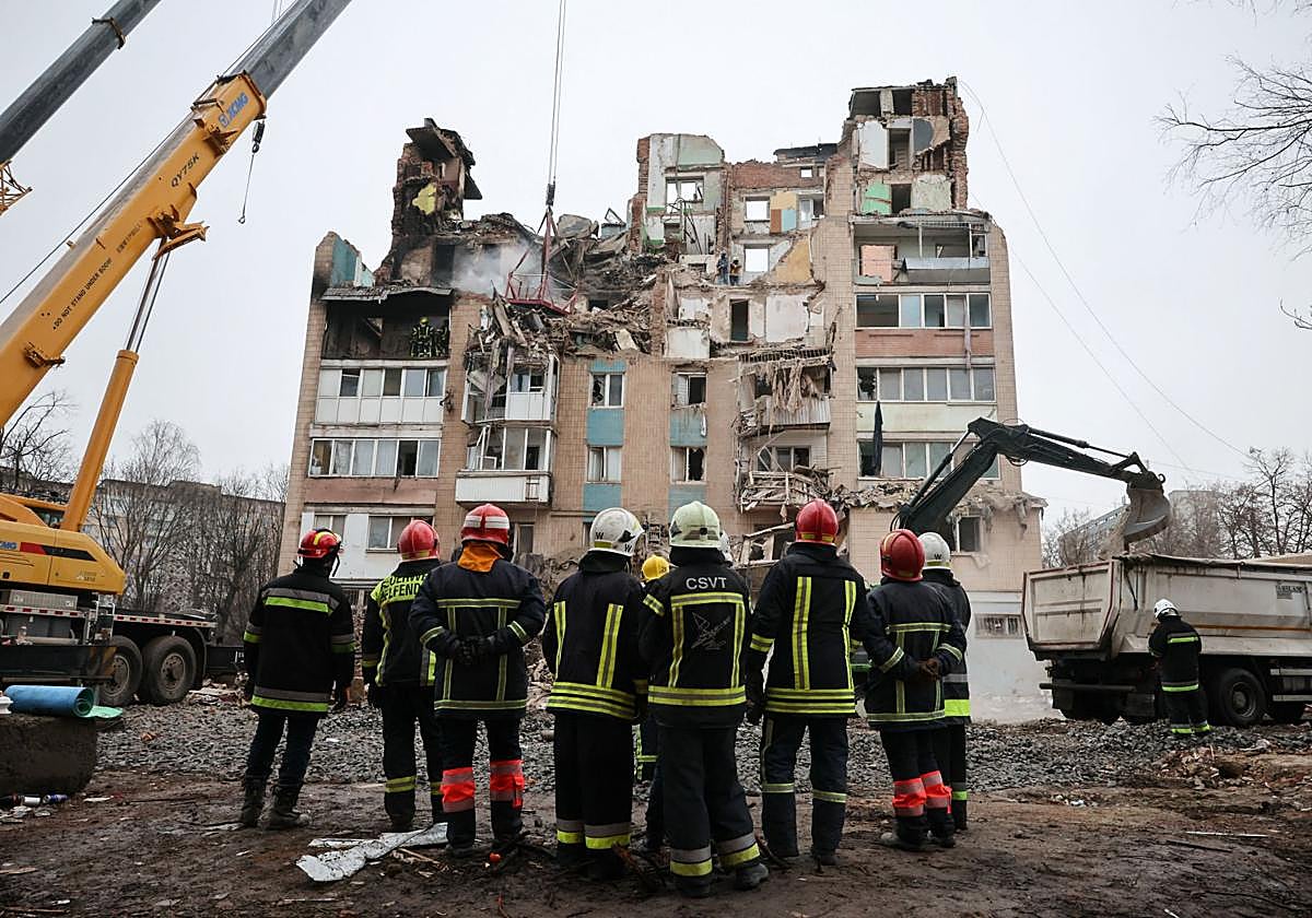 Equipos de emergencia junto a un edificio dañado por un misil en Ternópil.