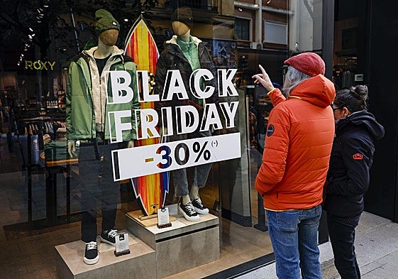 Un cartel anuncia las rebajas del llamado 'Black Friday' en un comercio en Madrid.