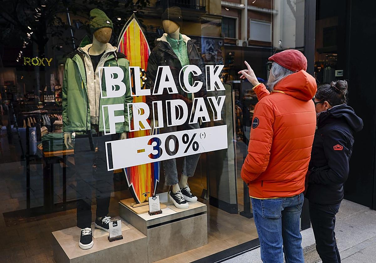 Un cartel anuncia las rebajas del llamado 'Black Friday' en un comercio en Madrid.