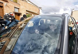 Santos Cerdán saliendo de su domicilio en Milagro, su pueblo natal (Navarra).