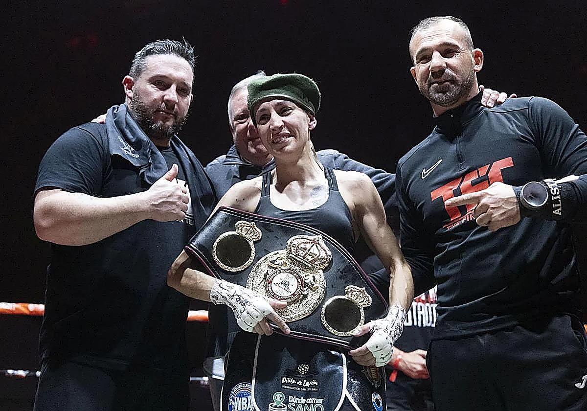 Isa Rivero posa con el cinturón de campeona del mundo, aún sobre el ring
