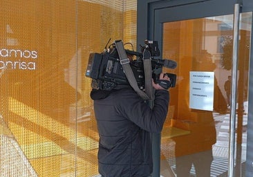 Medios en la puerta de la clínica donde fue atendida la menor