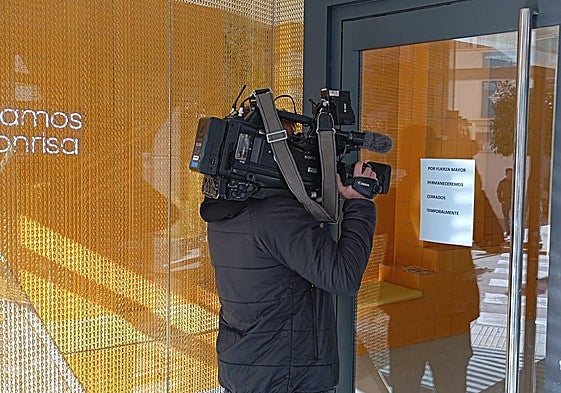 Medios en la puerta de la clínica donde fue atendida la menor